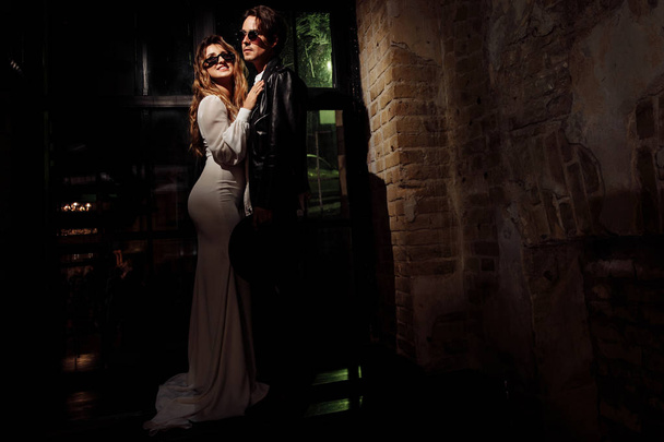 Beautiful young couple  posing in darkness - Foto, imagen