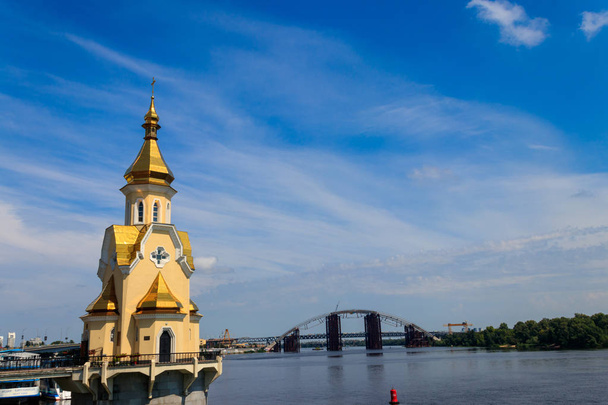 Iglesia St. Nicholas Wondermaker en el agua en Kiev, Ucrania
 - Foto, imagen