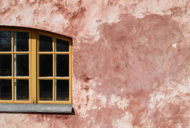 Różowa ściana tynku i drewniane okno. - Zdjęcie, obraz