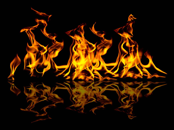 chama de fogo com faíscas em um fundo preto
 - Foto, Imagem