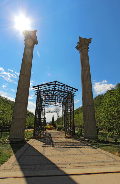 Säulen am Eingang zum Maggie Daley Park in der Innenstadt Chicagos - Foto, Bild