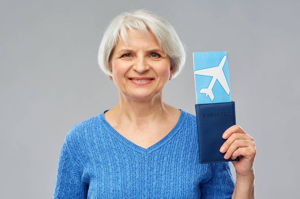 mulher idosa com passaporte e bilhete de avião
 - Foto, Imagem