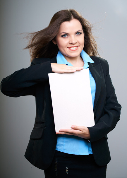ελκυστική νεαρή γυναίκα σε ένα μαύρο σακάκι. γυναίκα κατέχει μια αφίσα. - Φωτογραφία, εικόνα