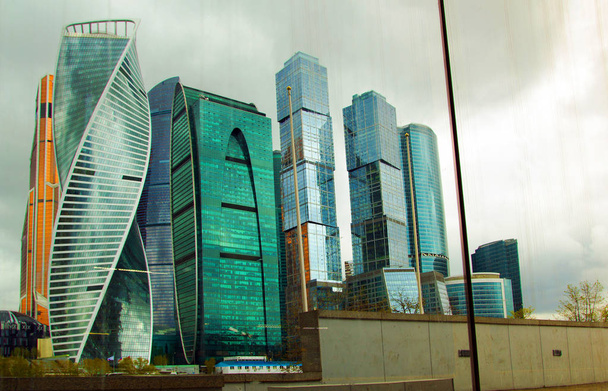 Kaupungin nähtävyydet peilikuvassa Windows Photo otettu kaupungin kadulla, Moskova, kevät 2019, taivas, rakennukset, julkisivu
  - Valokuva, kuva
