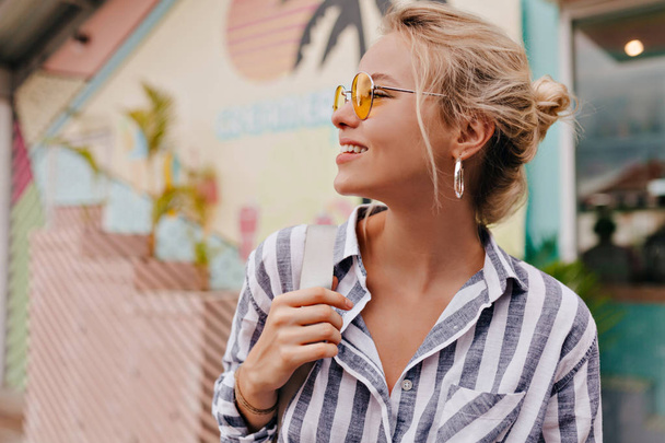 Stile di vita estivo soleggiato ritratto di giovane donna hipster elegante che cammina per strada
 - Foto, immagini