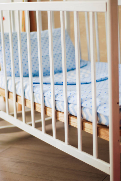 Zabytkowe białe drewniane zdobione puste łóżeczko dziecięce - Zdjęcie, obraz
