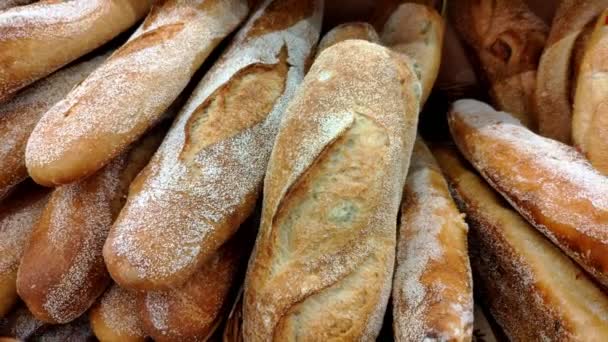 Chleb, bułeczki i inne wyroby piekarnicze o złotym kolorze na półkach sklepowych w Motio. - Materiał filmowy, wideo