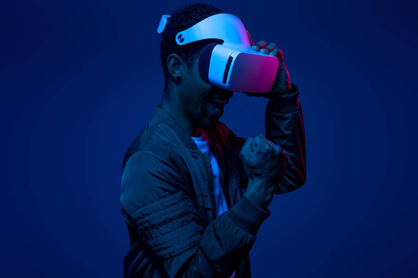 Black winner in VR helmet - Фото, зображення