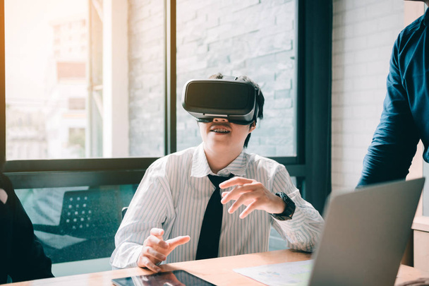 Giovani uomini d'affari testare realtà virtuale VR auricolare technol
 - Foto, immagini
