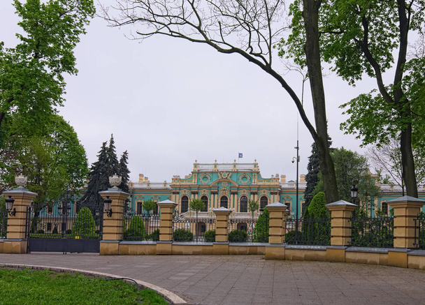 Живописный пейзаж Мариинского дворца в Киеве, Украина. Является официальной церемониальной резиденцией Президента Украины
 - Фото, изображение