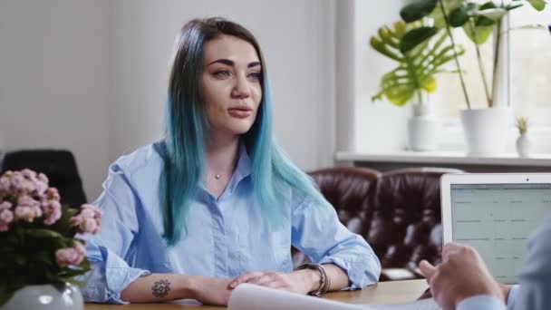 Alternative young woman attending job interview - Кадры, видео