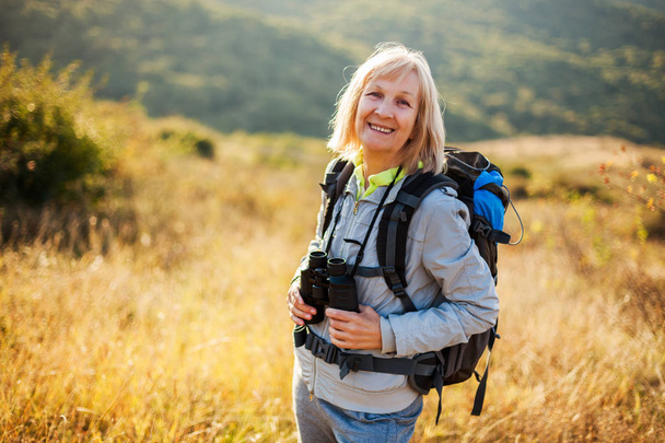 Vezető nő a hegyi túrázás. Aktív nyugdíjas.  - Fotó, kép