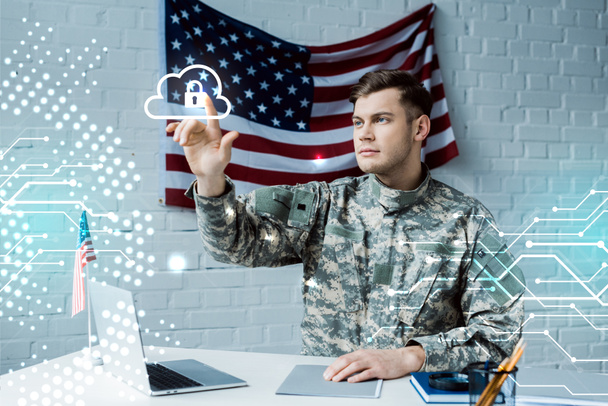 homem bonito em uniforme militar apontando com o dedo para a nuvem com cadeado
 - Foto, Imagem