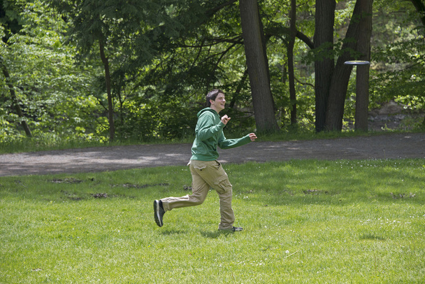 Jeune homme jouant au frisbee au parc
 - Photo, image