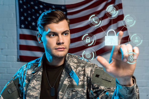仮想南京錠で指で指を指す軍服の男性の選択的な焦点 - 写真・画像