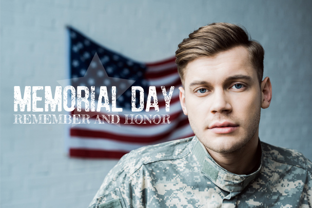 hombre guapo en uniforme militar mirando a la cámara cerca de las letras del día memorial
  - Foto, Imagen