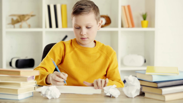 μαθητής που ζωγραφίζει στο χαρτί, χαμογελάει και δείχνει τον αντίχειρά του στο σπίτι  - Πλάνα, βίντεο