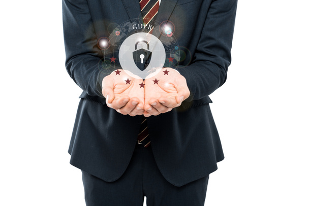 bijgesneden weergave van zakenman met gecupt handen in de buurt van hangslot en gdpr belettering geïsoleerd op wit  - Foto, afbeelding