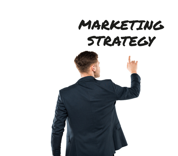 Вид сзади человека, указывающего пальцем на маркетинговую стратегию, опирающуюся на белое
  - Фото, изображение