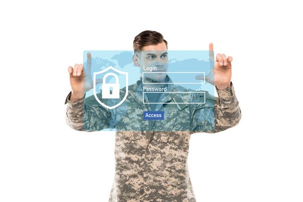 homem bonito em uniforme militar apontando com os dedos perto de cadeado virtual com letras em branco
  - Foto, Imagem