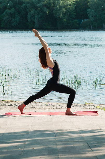 Fit vrouwelijke praktijk yoga oefening in de open - Foto, afbeelding