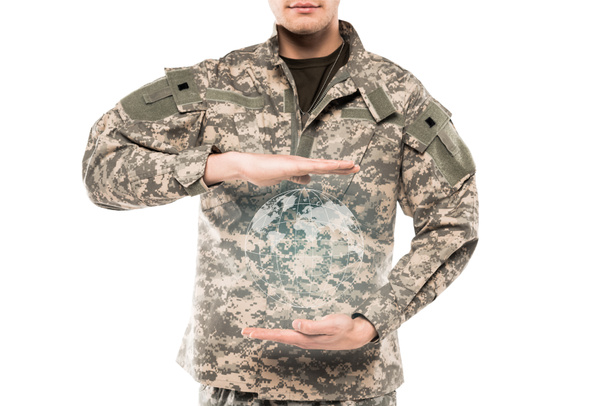 wykadrowany widok człowiek w mundurze wojskowym Dotykanie wirtualny mapa świata na białym tle  - Zdjęcie, obraz