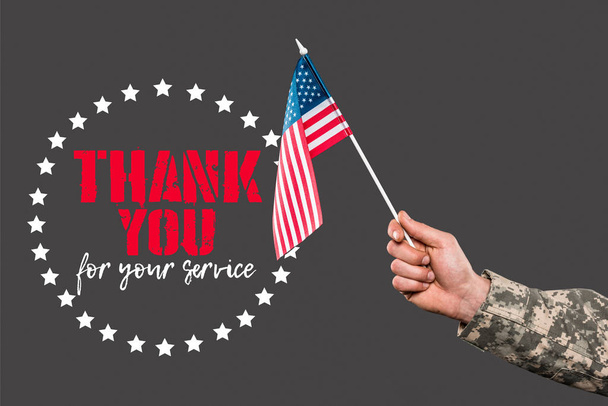 vista recortada de soldado sosteniendo bandera americana cerca gracias por su carta de servicio en gris
  - Foto, Imagen