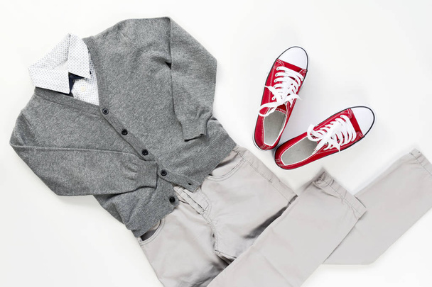 Conjunto de moda de moda masculina elementos de ropa aislados en blanco, uniforme concepto escolar
 - Foto, imagen