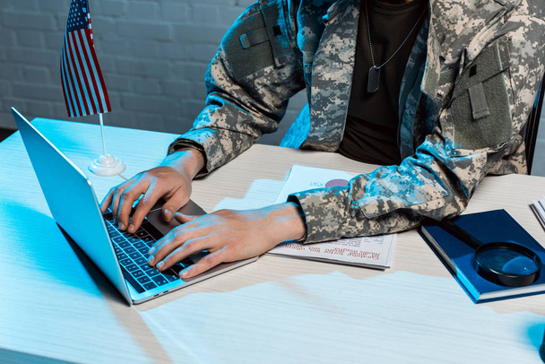 vista recortada del militar escribiendo en el ordenador portátil en la oficina
  - Foto, Imagen