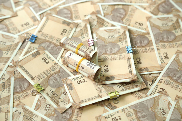 Imagen de rollos de nuevas 10 rupias indias en las muchas 10 rupias indias
. - Foto, imagen