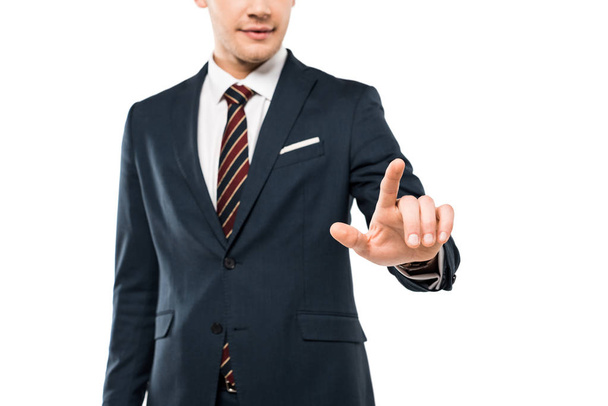 περικομμένη όψη του ευτυχέ άντρα σε τυπική φθορά που σημαδεύει με δάχτυλο απομονωμένο σε λευκό  - Φωτογραφία, εικόνα