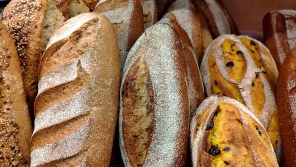 Brood, broodjes en andere bakkerijproducten van gouden kleur op winkelrekken in Motoi. - Video