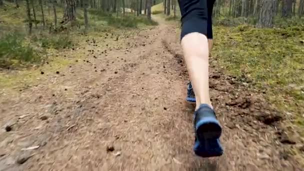 primer plano de las piernas femeninas corriendo por el sendero del bosque
 - Metraje, vídeo