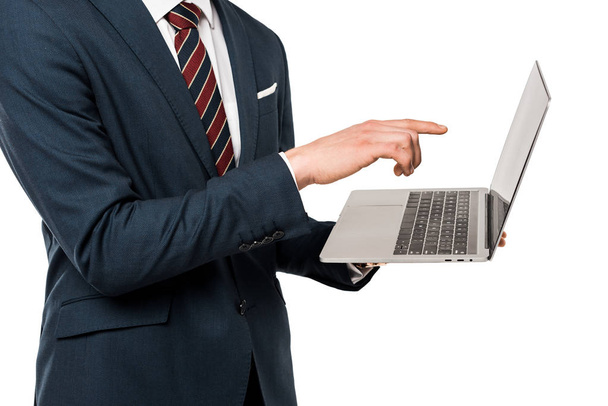 vista cortada do homem de terno apontando com o dedo para laptop isolado no branco
  - Foto, Imagem