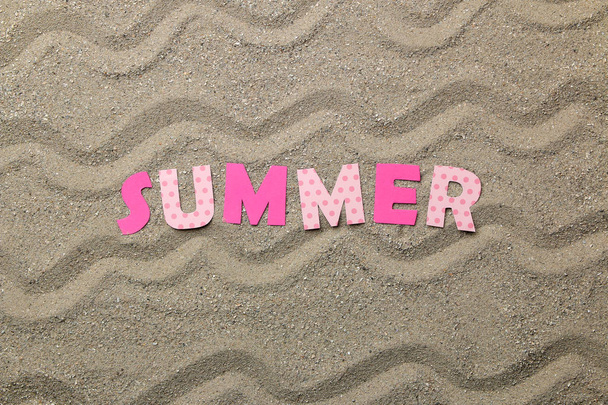 Letité léto s papírovými růžovými písmeny na mořském písku. Letní. Relaxační. Dovolenou. pohled shora - Fotografie, Obrázek