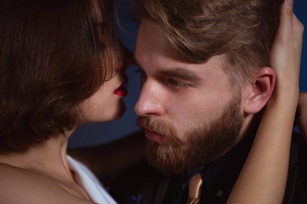 la chica susurra algo sexy hombre en la oreja durante el abrazo para besar
 - Foto, imagen