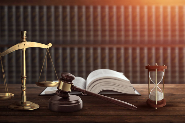 Rechter Gavel en een boek op een houten tafel. Concept van recht, rechtvaardigheid, straf, rechter, corrupte rechtbank. ruimte kopiëren - Foto, afbeelding