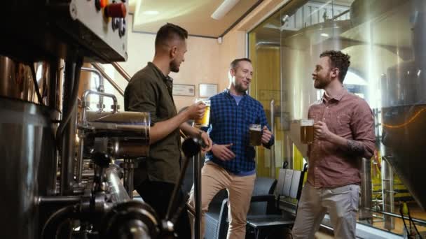 Két férfi ízű friss sört egy sörgyár - Felvétel, videó
