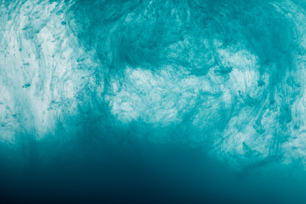 Vista de cerca de los remolinos de pintura azul en el agua
  - Foto, Imagen