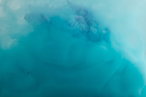 ターコイズブルーの水彩画が水中を渦巻くクローズアップビュー  - 写真・画像