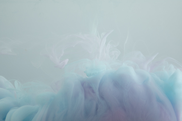 Gri üzerine izole açık mavi ve mor boya karışımı nın yakın görünümü - Fotoğraf, Görsel