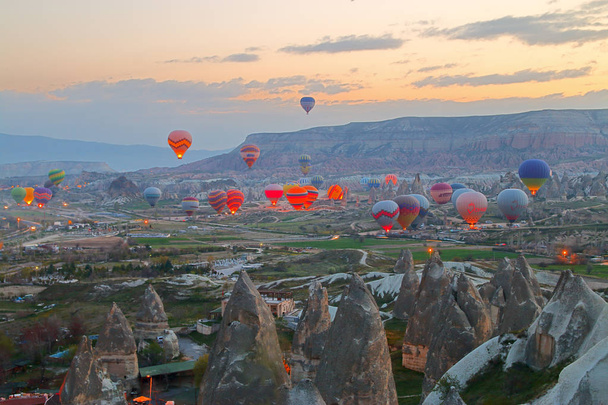 Preparing balloons for takeoff over the mountains of Cappadocia. - Foto, afbeelding