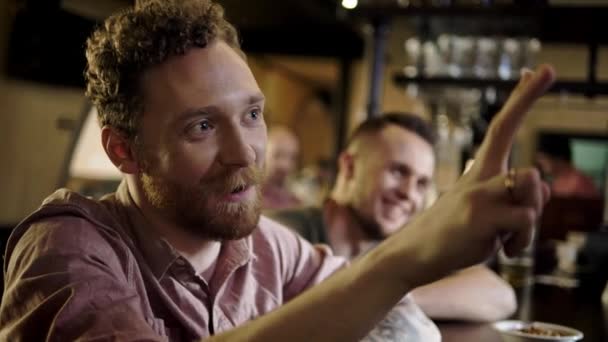fröhliche Freunde, die Bier vom Fass in einer Kneipe trinken - Filmmaterial, Video