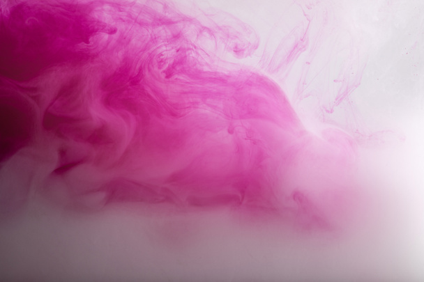 Κλείστε την όψη των φωτεινών ροζ και λευκών ΒΑΦΩΝ σε νερό - Φωτογραφία, εικόνα