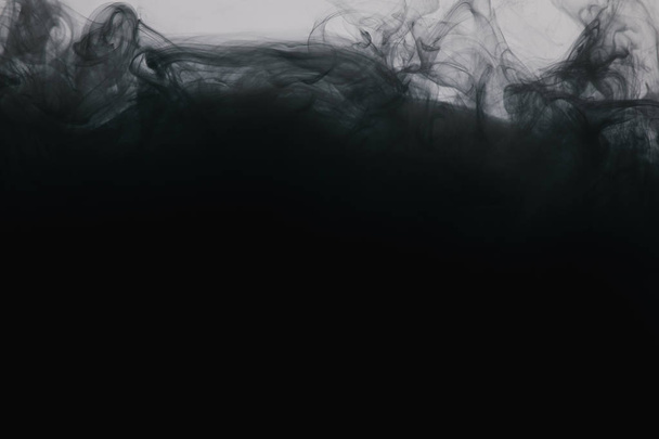 Lähikuva näkymä musta maali pyörteitä eristetty harmaa
  - Valokuva, kuva