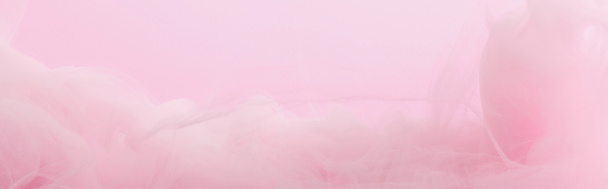 Close-up weergave van roze verf wervelingen mengen geïsoleerd op roze - Foto, afbeelding