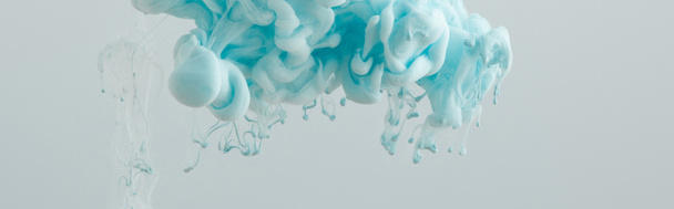 Vista de perto de redemoinhos de tinta azul clara isolados em cinza
 - Foto, Imagem