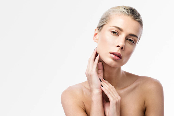 Hautpflege und Wellness. Schönheitsporträt einer schönen jungen Frau auf hellem Hintergrund - Foto, Bild