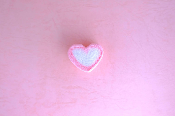 malvavisco del corazón sobre fondo rosa, fondo pastel, dulce b
 - Foto, imagen