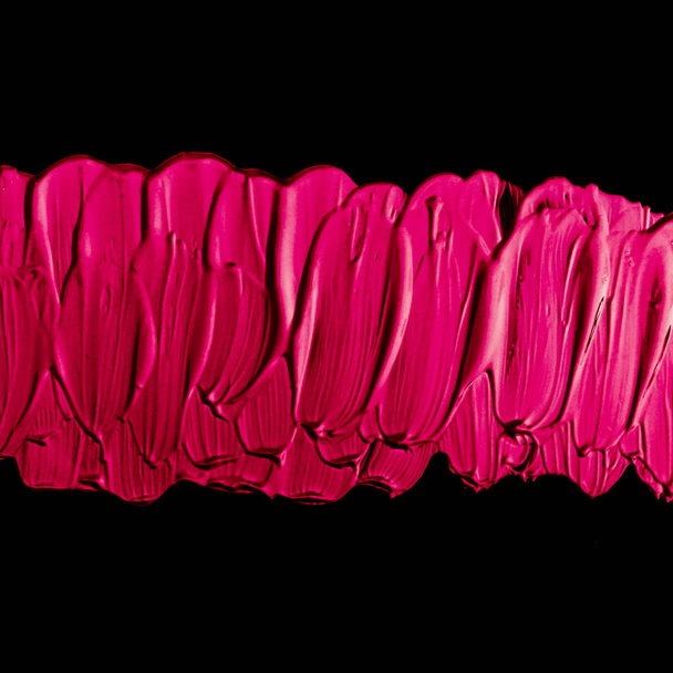 Vaaleanpunainen huulipuna harja aivohalvaus rakenne eristetty musta tausta
 - Valokuva, kuva